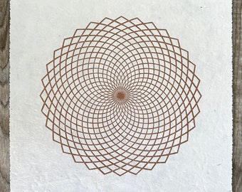 Könnte beinhalten: Ein braunes geometrisches Design, das auf einen weißen Papierhintergrund gedruckt ist. Das Design ist ein kreisförmiges Muster aus sich überlappenden Quadraten.