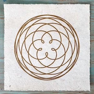 VENUS ROSA – 22 x 22 cm – Linoleumsnitt Helig Geometri – Guld på Lokta Natural