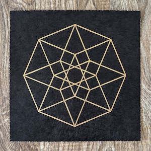 HIPERCUBO TESSERACT – 22 x 22 cm – Impresión linográfica de geometría sagrada – Dorado/Negro