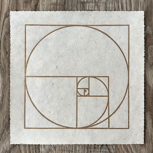 FIBONACCI SEQUENZ – 22 x 22 cm – Heilige Geometrie Linoldruck – Gold/Naturweiß