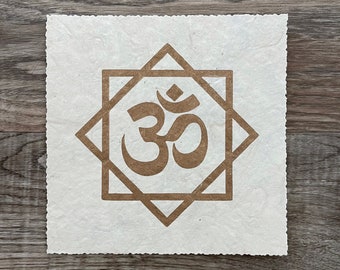OM (AUM) – 16 x 16 cm – Symbol Linoldruck – Gold/Hanf Natur