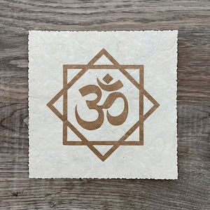 OM (AUM) – 16 x 16 cm – stampa simbolo lino – oro/canapa naturale