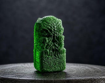 Jadeitowy posąg Cthulhu – starożytna relikwia Lovecrafta, artefakt mitologii, kolekcjonerska figurka z horroru, rekwizyt do gry RPG, dekoracja do Dungeons and Dragons
