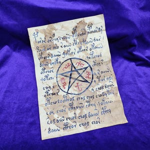 Puede incluir: Un trozo de papel pergamino con un pentagrama dibujado en tinta negra y acentos rojos. El papel está envejecido y tiene manchas marrones. El texto en el papel está escrito a mano y dice: "Sadar aro Raw then Hawsar! ift cop sand golfor oleor allaw 80 crolla 4offe theros 1 bas of et 7 έτος βανί Πεταλουδίτο στο στου σταδιοπου του στον Ήτούν είτα 10αίν 208οί στον τος βανών ten δυον Ητον στού στολ"