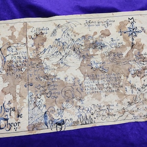 Puede incluir: Un mapa de estilo vintage con fondo marrón y tinta negra. El mapa está titulado "Mapa de Chror" y presenta una cordillera montañosa, un dragón y una brújula. El mapa está ligeramente descolorido y tiene algunos daños por agua.