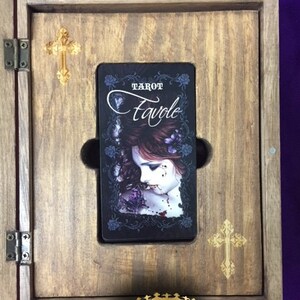 Caja de madera con Tarot Favole, caja de madera y cuero decorada artesanalmente, caja de madera roja, Tarot de Victoria Frances Favole imagen 4