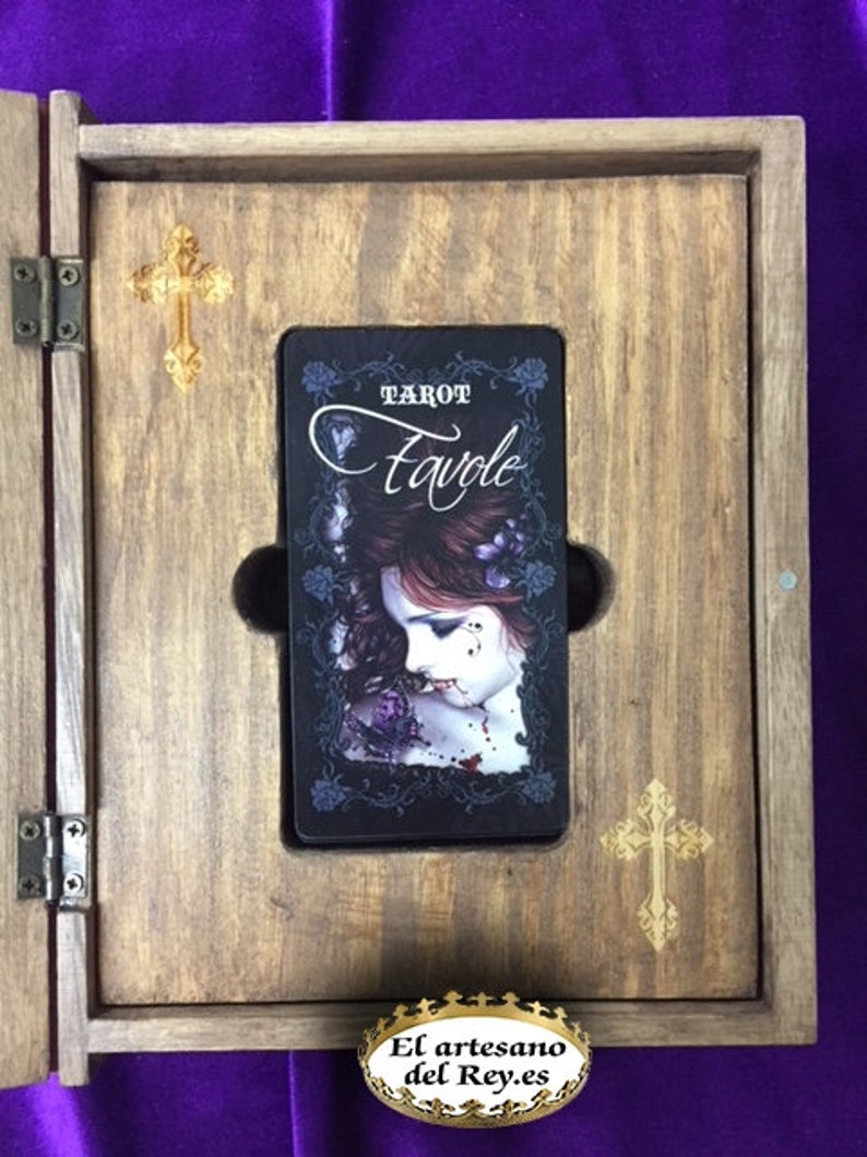 Caja de madera con Tarot Favole, caja de madera y cuero decorada artesanalmente, caja de madera roja, Tarot de Victoria Frances Favole imagen 4