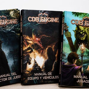 Può includere: Tre libri di gioco di ruolo con copertina rigida intitolati CDB Engine. Il libro a sinistra è il Manual del Director de Juego, quello centrale è il Manual de Equipo y Vehículos e quello a destra è il Manual del Jugador, con illustrazioni.