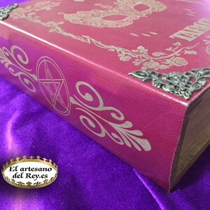 Caja de madera con Tarot Favole, caja de madera y cuero decorada artesanalmente, caja de madera roja, Tarot de Victoria Frances Favole imagen 2