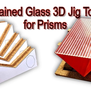 Könnte beinhalten: Bild eines 3D-Jigs für Buntglas für Prismen. Das Bild zeigt zwei Werkzeuge. Eines ist eine Reihe von weißen und braunen abgewinkelten Teilen. Das andere ist ein rotes und klares Prisma mit einer weißen Oberseite.