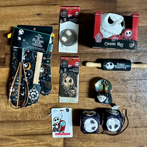 Puede incluir: Una colecci&oacute;n de art&iacute;culos para el hogar y la cocina con el tema de Pesadilla antes de Navidad. Los art&iacute;culos incluyen una taza de cer&aacute;mica, un rodillo, guantes de cocina, una esp&aacute;tula, una bola de nieve, ambientadores y peque&ntilde;as bolsas con cord&oacute;n. Los art&iacute;culos presentan a Jack Skellington y otros personajes.