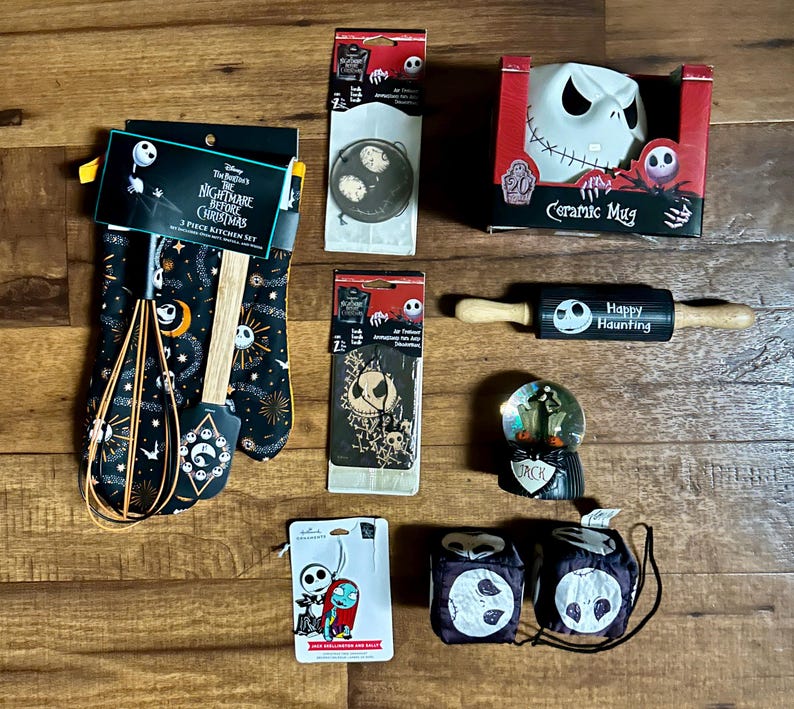 Puede incluir: Una colecci&oacute;n de art&iacute;culos para el hogar y la cocina con el tema de Pesadilla antes de Navidad. Los art&iacute;culos incluyen una taza de cer&aacute;mica, un rodillo, guantes de cocina, una esp&aacute;tula, una bola de nieve, ambientadores y peque&ntilde;as bolsas con cord&oacute;n. Los art&iacute;culos presentan a Jack Skellington y otros personajes.