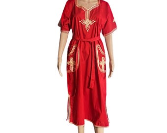 Camisón Saggy Brand ~ Talla grande para mujer ~ Estilo vintage (años 70) ~ Rojo con bordado en forma de cruz dorada