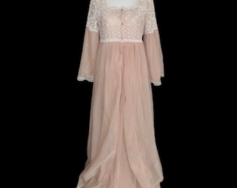 Intime’ ~ Women’s Medium/ Large ~ Vintage (1970’s) ~ Sexy ~ Peach Pink W/ White Floral Lace ~ Lingerie ~ Nightgown/ Robe Set