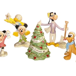 Może przedstawiać: Kolekcja figurek świątecznych Disneya. Myszka Miki, Myszka Minnie, Kaczor Donald, Goofy i Pluto są przedstawieni w świątecznych strojach. W zestawie znajduje się r&oacute;wnież zielona choinka z napisem "A Very Merry Christmas".