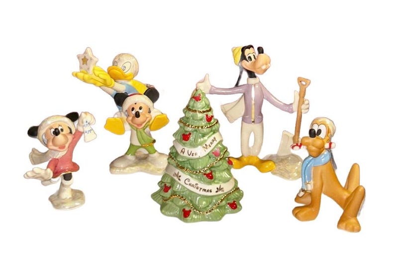 Może przedstawiać: Kolekcja figurek świątecznych Disneya. Myszka Miki, Myszka Minnie, Kaczor Donald, Goofy i Pluto są przedstawieni w świątecznych strojach. W zestawie znajduje się r&oacute;wnież zielona choinka z napisem "A Very Merry Christmas".