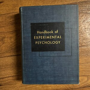 Puede incluir: Un libro de tapa dura azul con el t&iacute;tulo "Handbook of EXPERIMENTAL PSYCHOLOGY" impreso en letras doradas sobre un fondo negro.