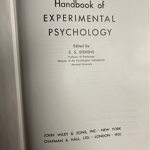 Puede incluir: Portada de libro en blanco y negro con el t&iacute;tulo "Handbook of EXPERIMENTAL PSYCHOLOGY" y el autor "Edited by S. S. STEVENS". El libro fue publicado por John Wiley & Sons, Inc. en Nueva York y Chapman & Hall, Ltd. en Londres en 1951.
