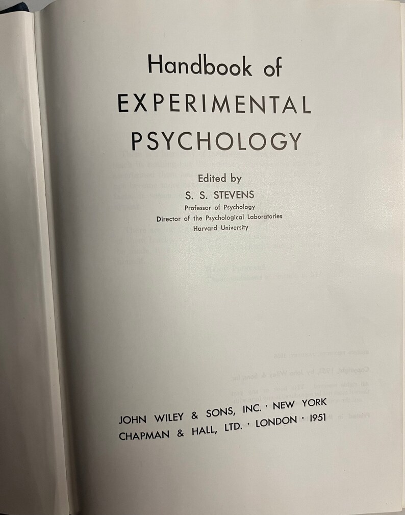 Puede incluir: Portada de libro en blanco y negro con el t&iacute;tulo "Handbook of EXPERIMENTAL PSYCHOLOGY" y el autor "Edited by S. S. STEVENS". El libro fue publicado por John Wiley & Sons, Inc. en Nueva York y Chapman & Hall, Ltd. en Londres en 1951.