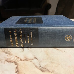 Puede incluir: Un libro de tapa dura azul titulado "Handbook of Experimental Psychology" editado por S. S. Stevens. El libro est&aacute; publicado por Wiley.