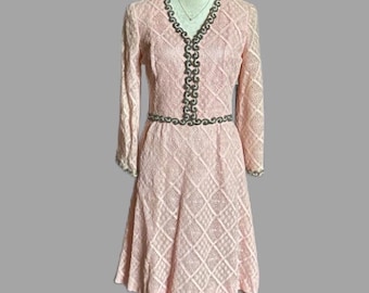 Clifton Wilhite ~ Pequeño ~ Vintage (años 50) ~ Vestido de cóctel con encaje geométrico, rosa, gris, cuentas y perla artificial blanca