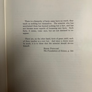 Puede incluir: Una p&aacute;gina del libro "Los Fundamentos de la Ciencia" de Henri Poincar&eacute;. El texto trata sobre la jerarqu&iacute;a de los hechos y c&oacute;mo algunos hechos no tienen alcance, mientras que otros producen un gran conocimiento.
