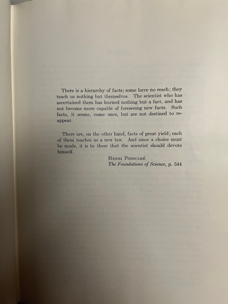 Puede incluir: Una p&aacute;gina del libro "Los Fundamentos de la Ciencia" de Henri Poincar&eacute;. El texto trata sobre la jerarqu&iacute;a de los hechos y c&oacute;mo algunos hechos no tienen alcance, mientras que otros producen un gran conocimiento.