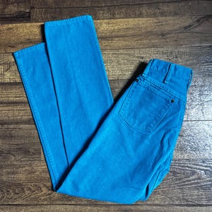 K&ouml;nnte beinhalten: Helle t&uuml;rkisfarbene Jeans. Die Jeans haben ein klassisches F&uuml;nf-Taschen-Design, einen Knopf- und Rei&szlig;verschluss und ein gerades Bein. Die Jeans bestehen aus einem robusten Denim-Material und sind in einem leuchtenden Blauton gehalten.