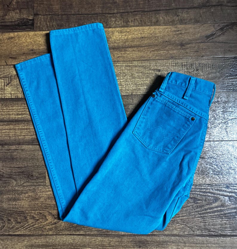 K&ouml;nnte beinhalten: Helle t&uuml;rkisfarbene Jeans. Die Jeans haben ein klassisches F&uuml;nf-Taschen-Design, einen Knopf- und Rei&szlig;verschluss und ein gerades Bein. Die Jeans bestehen aus einem robusten Denim-Material und sind in einem leuchtenden Blauton gehalten.