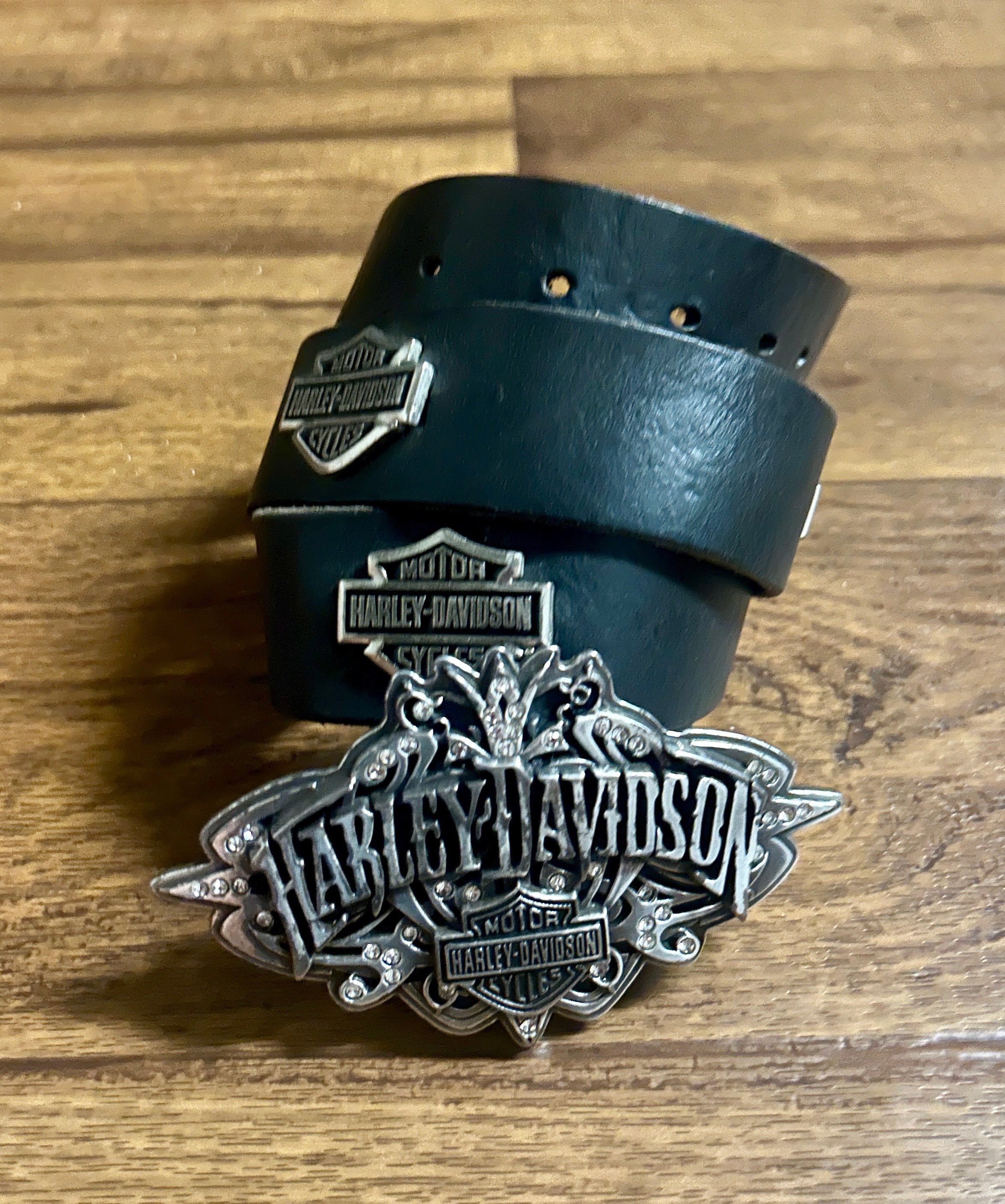 Vtg Harley Davidson 34 Women Black Leather Belt Silver Logo Buckle Unique Harley Davidson Black Leather Belt With Large Silver Metal  main image 3