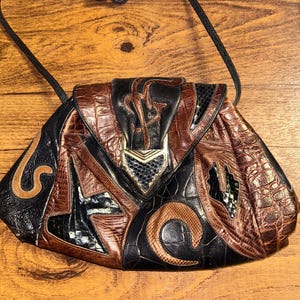 Sharif ~ Vintage (Retro) ~ Hecho en EE. UU. ~ Marrón/Negro/Dorado ~ Patchwork con relieve de serpiente ~ Bolso bandolera/de hombro ~ Con billetera