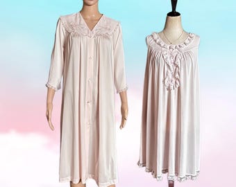 Shadowline ~ Pequeño/Mediano ~ Rosa con encaje/bordado floral blanco ~ Vintage ~ Hecho en EE. UU. ~ Conjunto de 2 piezas (camisonte y bata)