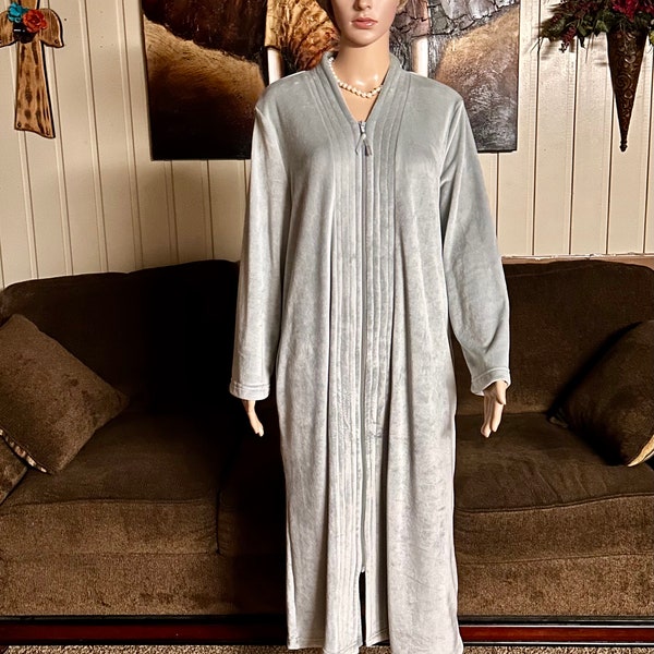 Adonna Sleepwear • Gray • Plush • Robe • Size Medium