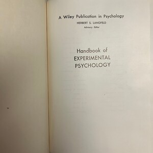 Puede incluir: Portada de un libro titulado "Handbook of Experimental Psychology", una publicaci&oacute;n de Wiley en psicolog&iacute;a, con el nombre "Herbert S. Langfeld" como editor asesor.