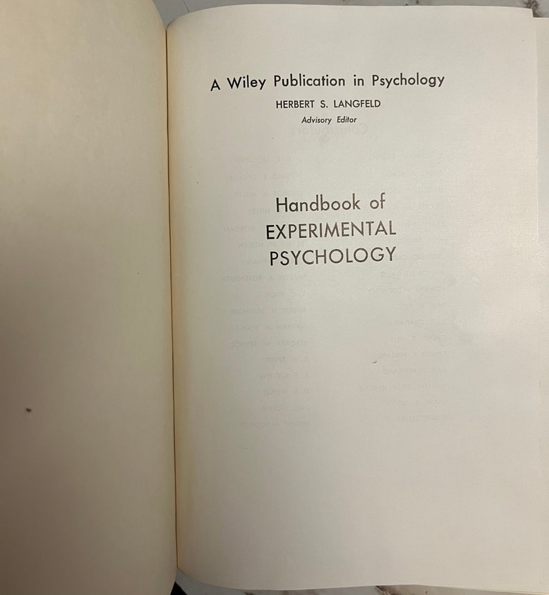 Puede incluir: Portada de un libro titulado "Handbook of Experimental Psychology", una publicaci&oacute;n de Wiley en psicolog&iacute;a, con el nombre "Herbert S. Langfeld" como editor asesor.