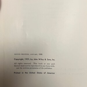 Puede incluir: Una p&aacute;gina de copyright en blanco y negro de un libro publicado en 1958. El texto dice "Segunda impresi&oacute;n, enero de 1958. Copyright 1951, por John Wiley & Sons, Inc. Todos los derechos reservados. Esta publicaci&oacute;n o cualquier parte de la misma no podr&aacute; reproducirse en ninguna forma sin el permiso por escrito del editor. Impreso en los Estados Unidos de Am&eacute;rica."