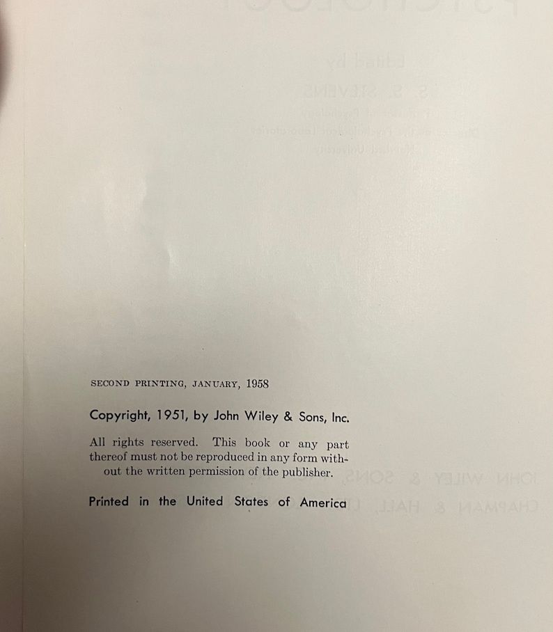 Puede incluir: Una p&aacute;gina de copyright en blanco y negro de un libro publicado en 1958. El texto dice "Segunda impresi&oacute;n, enero de 1958. Copyright 1951, por John Wiley & Sons, Inc. Todos los derechos reservados. Esta publicaci&oacute;n o cualquier parte de la misma no podr&aacute; reproducirse en ninguna forma sin el permiso por escrito del editor. Impreso en los Estados Unidos de Am&eacute;rica."