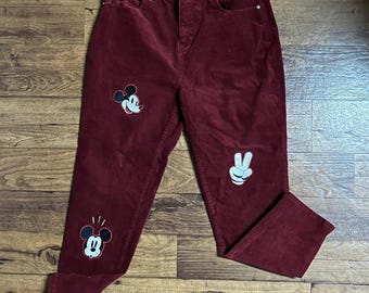 Disney • Talla 15 • Jeans de terciopelo rojo con bordados y parches de Mickey Mouse