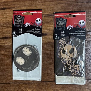 Puede incluir: Dos ambientadores para coche "Nightmare Before Christmas". Uno es de dise&ntilde;o circular con la cara de Jack Skellington. El otro es rectangular con la cara y los huesos de Jack. Ambos son con aroma a vainilla.