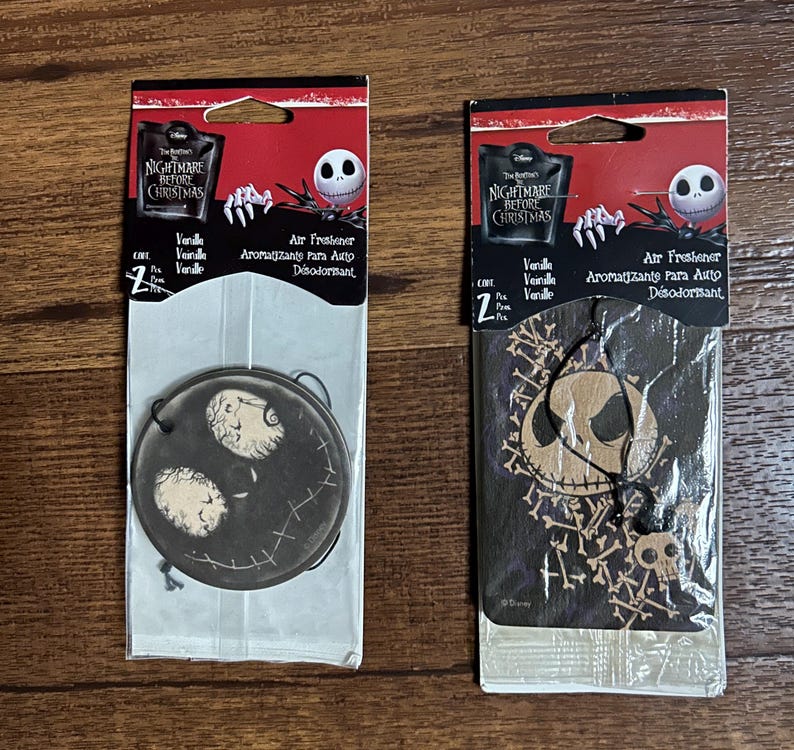 Puede incluir: Dos ambientadores para coche "Nightmare Before Christmas". Uno es de dise&ntilde;o circular con la cara de Jack Skellington. El otro es rectangular con la cara y los huesos de Jack. Ambos son con aroma a vainilla.