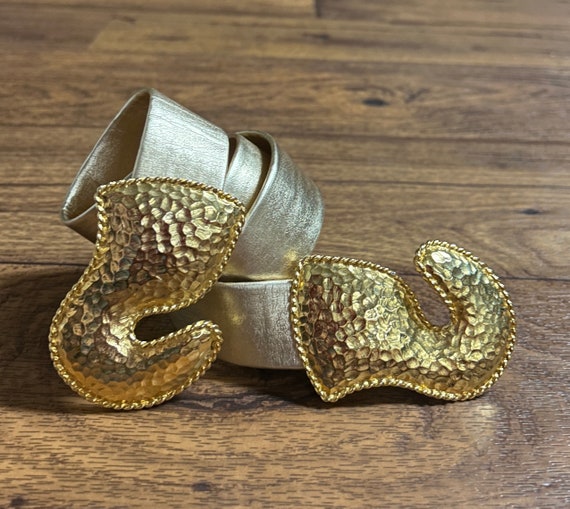 Vintage • Gold W/ Hammered Metal Buckle • Waist: 30” In  display picture 3