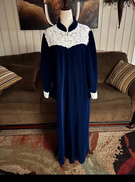 Vtg “Vanity Fair”~ Size Medium Velvet Robe