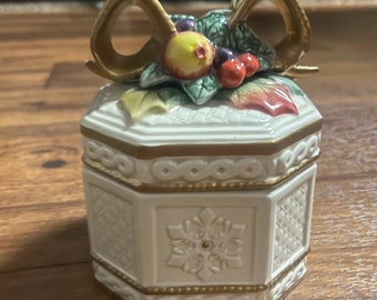 Fitz & Floyd • Snowy Woods • Plato para dulces con tapa • Caja de baratijas • Con lazo dorado y frutas tridimensionales