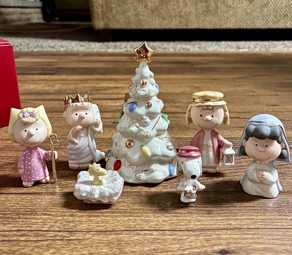 Lenox (peanuts) ~ Porcelain Multi-colors 7-piece Christmas Pageant
