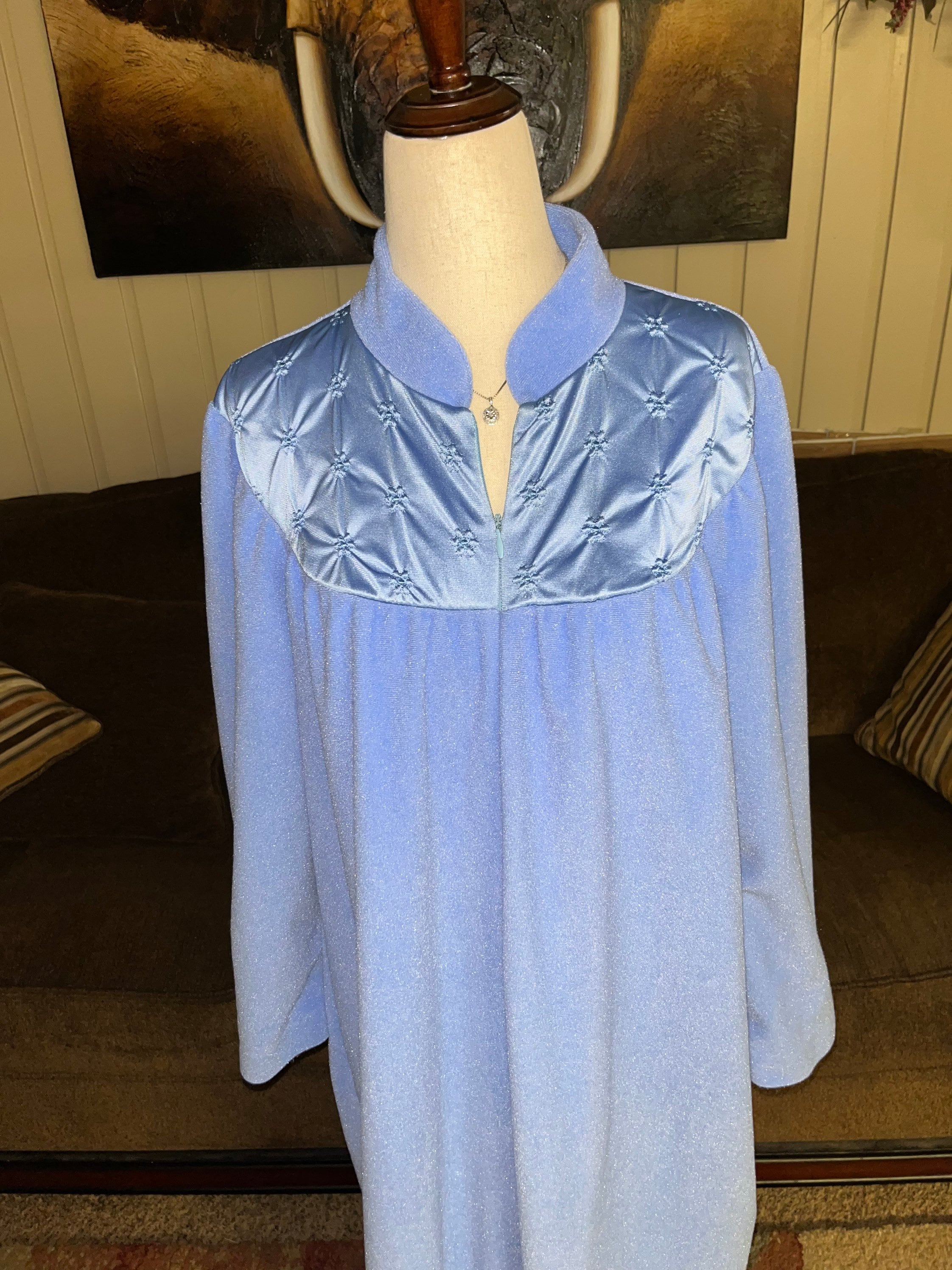 Vanity Fair ~ Women’s Medium ~ Vintage ~ Blue W/ Floral Embroidery