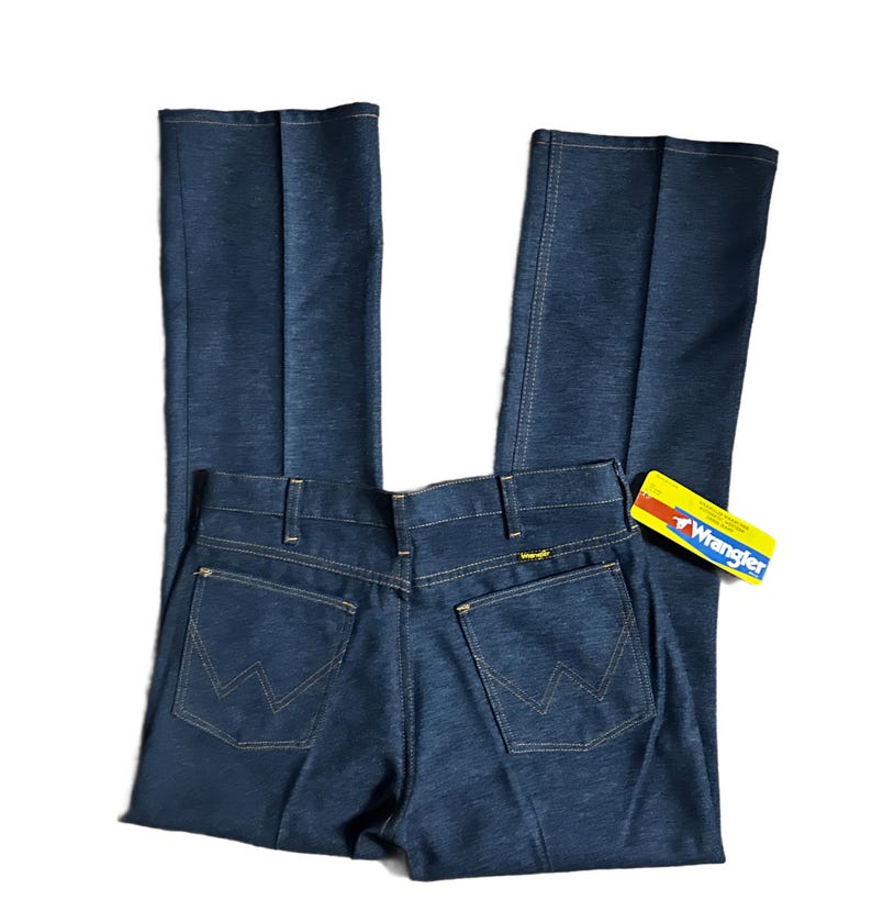 Może przedstawiać: Ciemnoniebieskie dżinsy Wrangler o klasycznym kroju. Dżinsy mają logo Wrangler na tylnej kieszeni oraz ż&oacute;łto-czerwoną metkę. Dżinsy mają prostą nogawkę i klasyczny pięciokieszeniowy design.