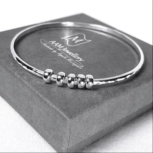 Sterling Silver Bangle Bracelet, Hammered Silver Bangle with Ring Charms, Charm Bracelet, Fidget Jewellery, Birthday Bangle with Charms 5 Rings