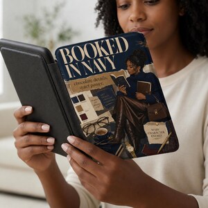 Può includere: Una custodia nera per e-reader con un design a collage con il testo BOOKED IN NAVY, chocolate details, quiet power e MAIN CHARACTER ENERGY. La grafica raffigura una persona che legge, una tazza di caffè, occhiali, una borsa e un orologio.