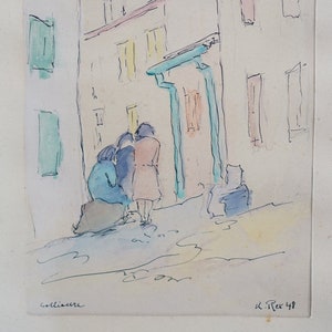 Puede incluir: Una pintura de acuarela de una escena de calle estrecha con tres figuras de pie en primer plano. Los edificios están pintados en colores pastel suaves con un toldo azul sobre la puerta del edificio de la derecha. La firma del artista "Golliatre" está en la esquina inferior izquierda y la fecha "K.Rex 49" está en la esquina inferior derecha.