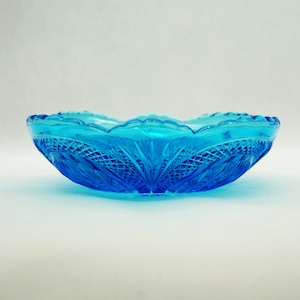 Vintage BLUE Art Glass BOWL Prasowany kryształowy talerz na sałatkę owocową Lata 60., lata 70., lata 80. Boho Boho Wschodnioeuropejski styl Wystrój domu mcm